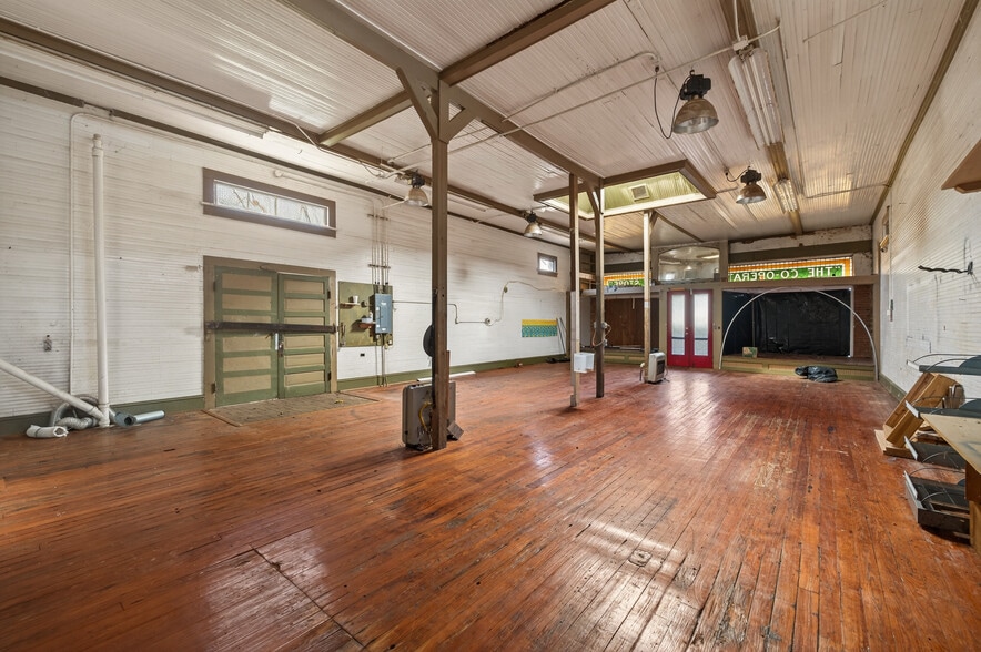 More Photos Of 304 S Cherokee Rd, Social Circle Flex For Sale