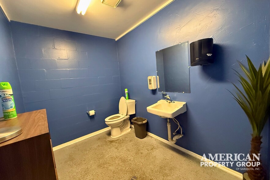 More Photos Of 6055 Porter Way, Sarasota Warehouse For Lease