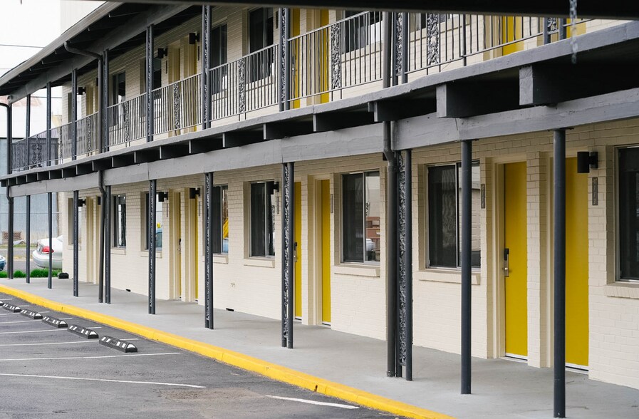 More Photos Of 310 SE Dorion, Pendleton Hotel For Sale