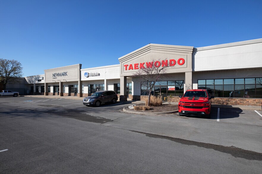 More Photos Of 1469-1499 SW Market St, Lee's Summit General Retail For Lease