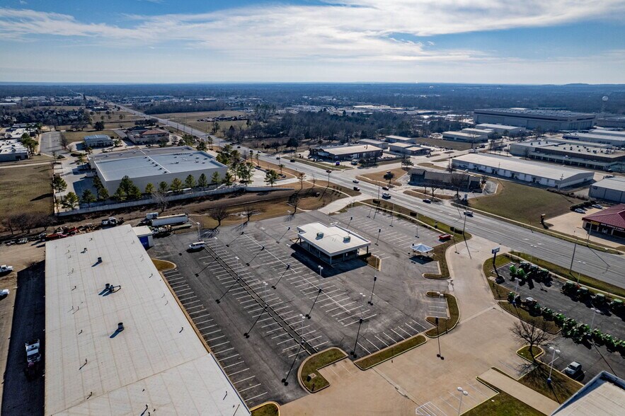 More Photos Of 2301 N Aspen Ave, Broken Arrow Freestanding For Lease