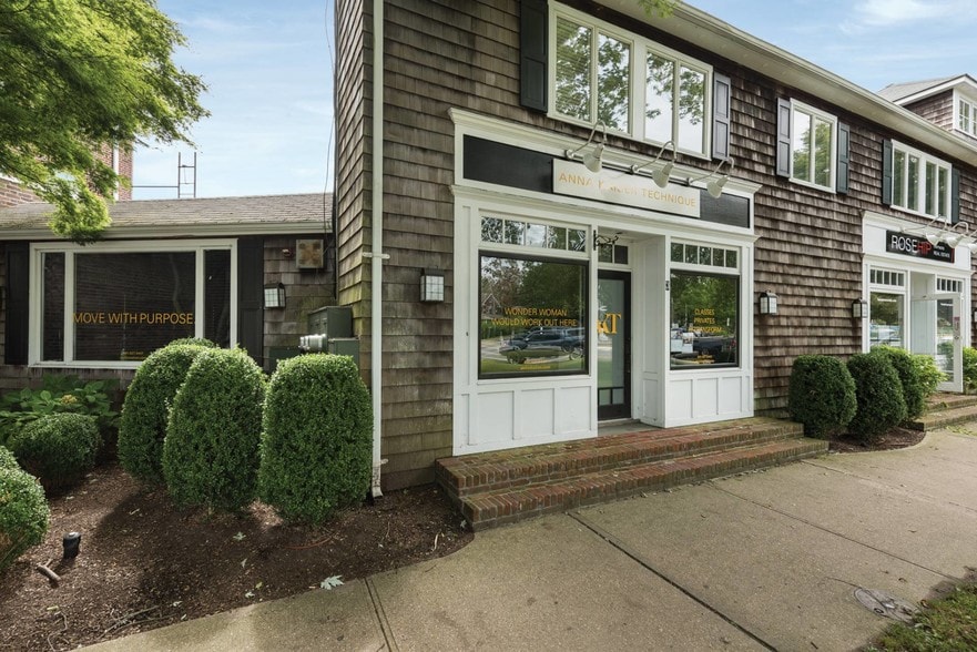 More Photos Of 3 Railroad Ave, East Hampton Storefront Retail Office For Lease