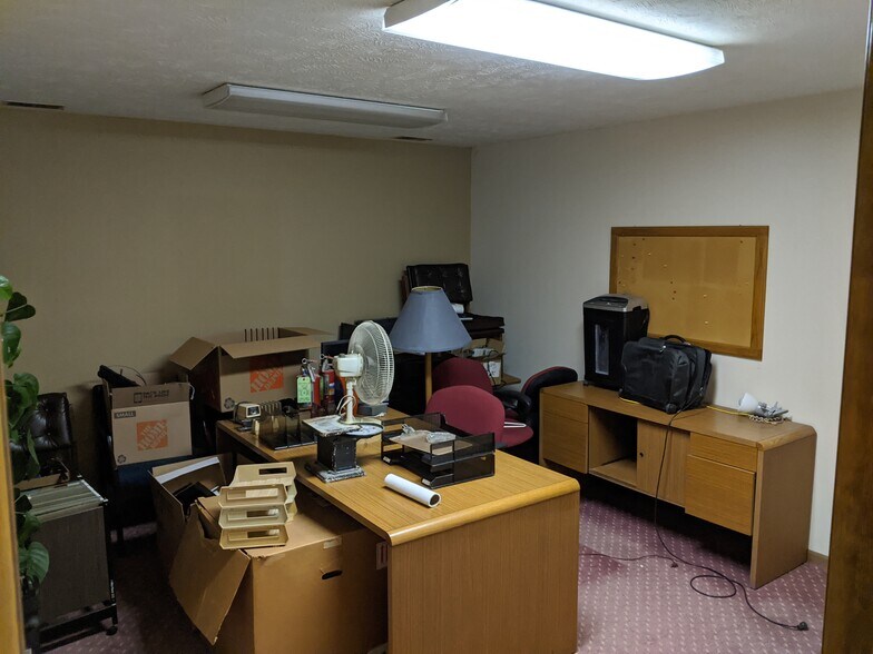 More Photos Of 1236-1248 Royal Dr, Papillion Warehouse For Lease