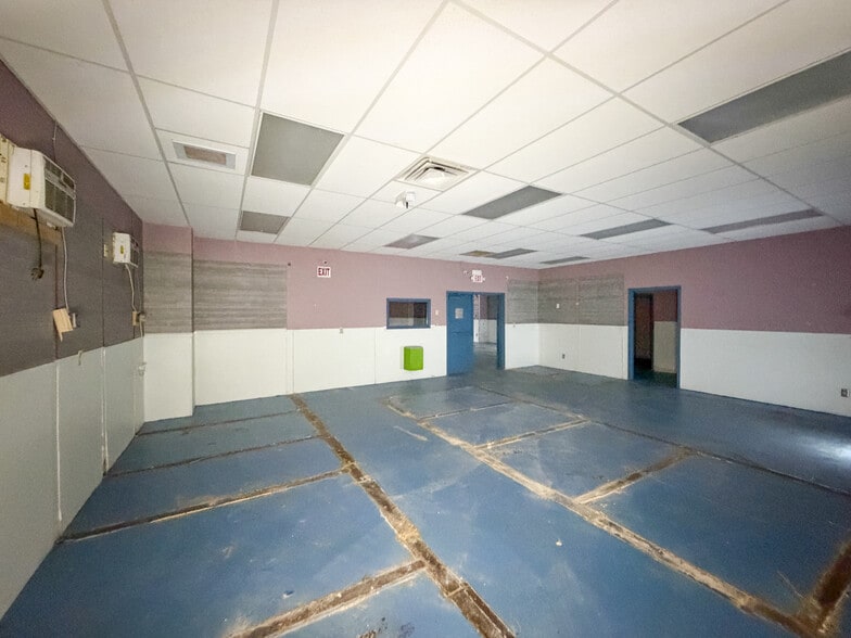 More Photos Of 900 W Chapel Rd, Asheville Showroom For Sale