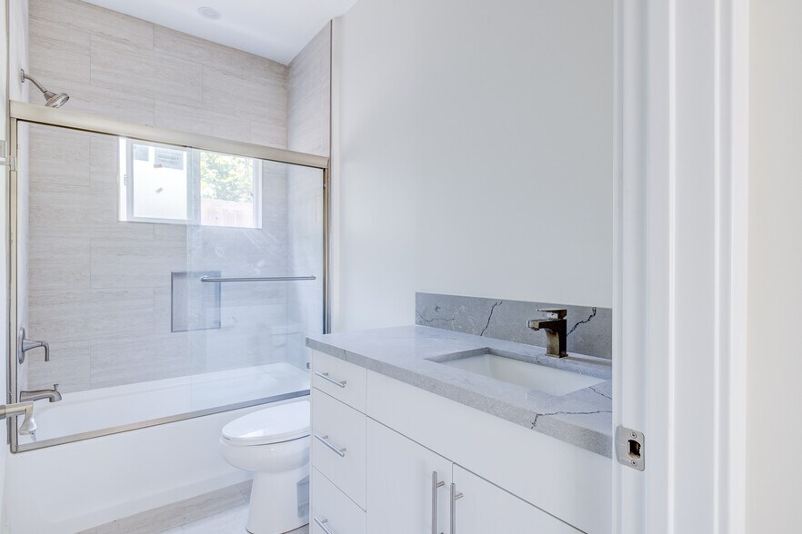 More Photos Of 2947 West Blvd, Los Angeles Apartments For Sale