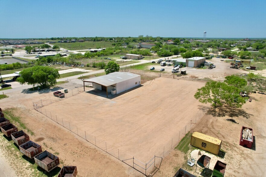 More Photos Of 1501 Lillian Ave, Jourdanton Flex For Lease