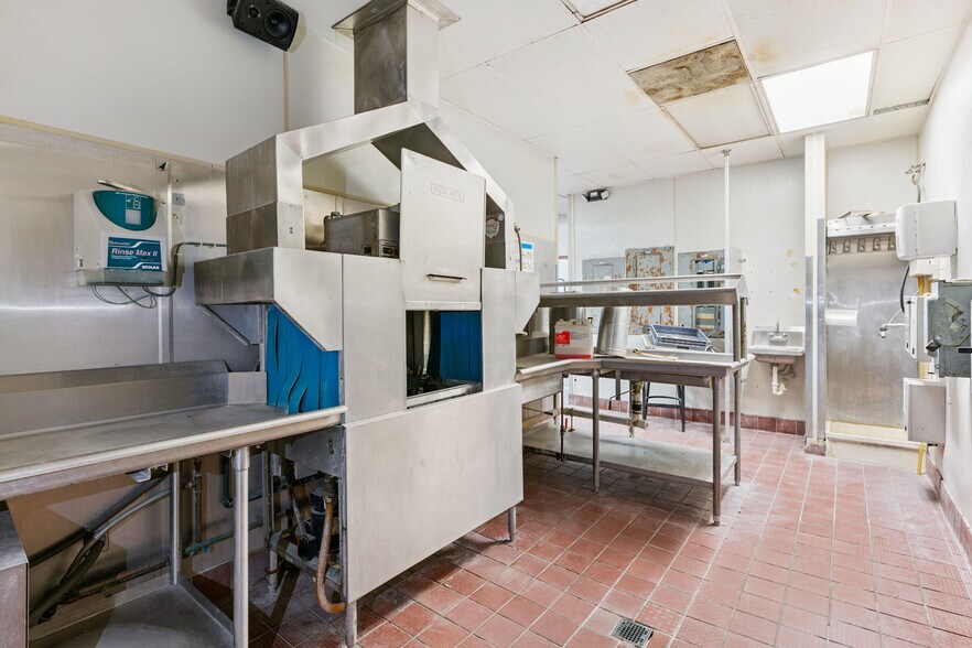 More Photos Of 1025 Magnolia Bluff Way SW, Darien Restaurant For Sale