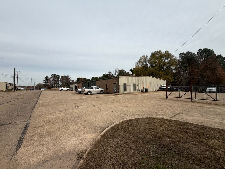 More Photos Of 115-119 Plaza W, Texarkana Warehouse For Lease