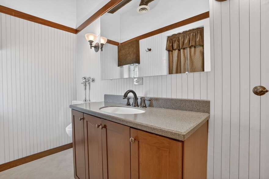 More Photos Of 1104 S Mitchell St, Cadillac Office For Sale