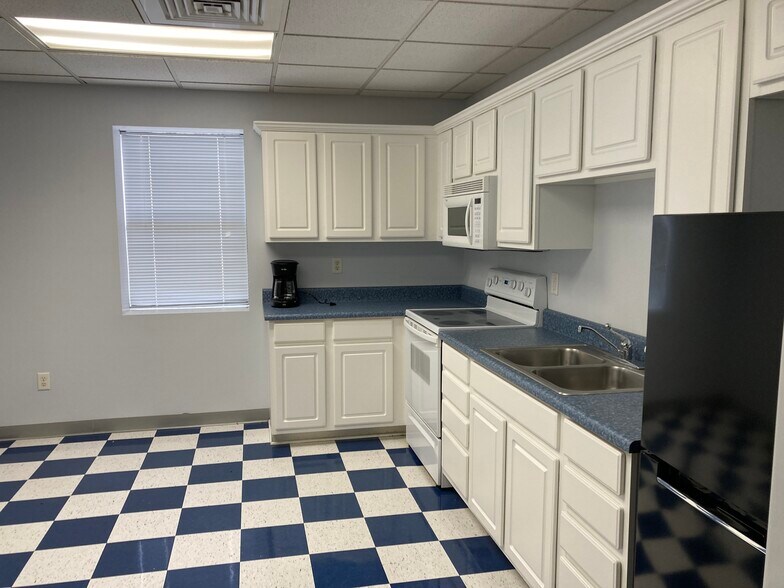 More Photos Of 6900 Pine Forest Rd, Pensacola Warehouse For Lease