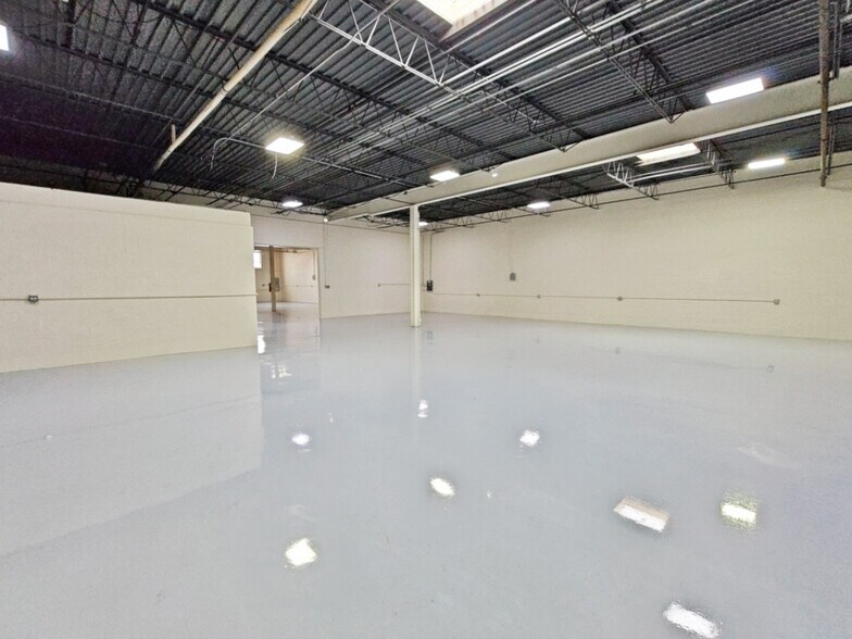 More Photos Of 320 S La Londe Ave, Addison Warehouse For Lease