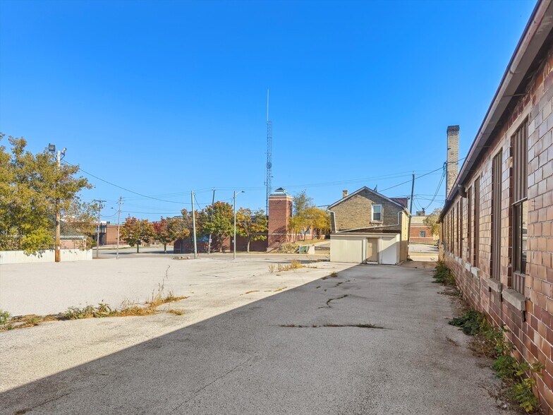 More Photos Of 914 S 10th St, Manitowoc Storefront Retail Residential For Sale