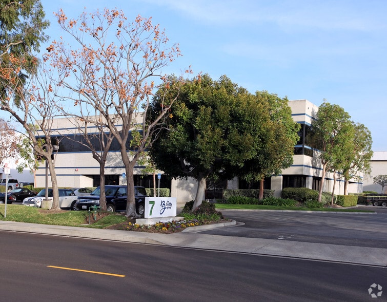 More Photos Of 7 Studebaker, Irvine Light Distribution For Lease