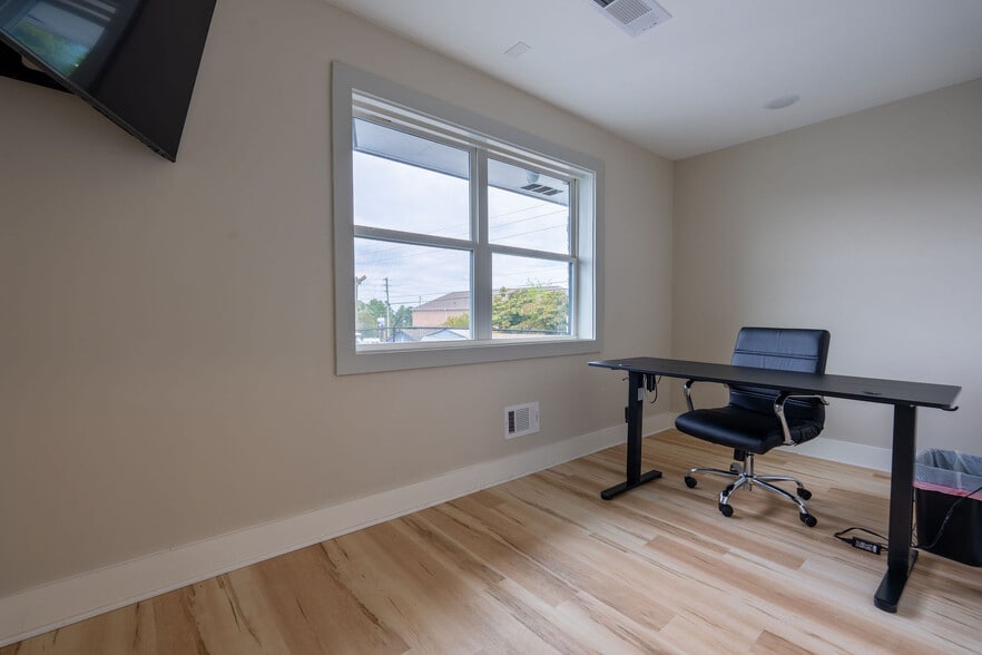 More Photos Of 608 Mauldin Dr, Woodstock Office For Lease