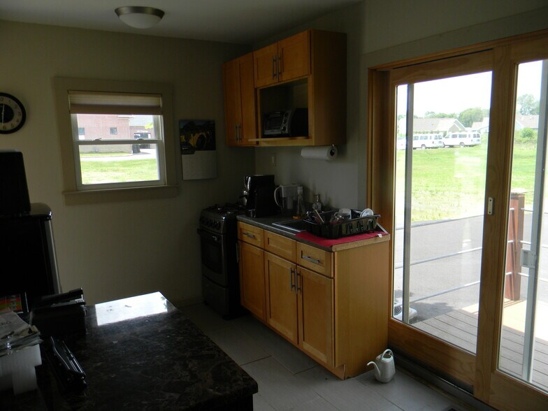 More Photos Of 216 Russell St, Hadley Office For Lease