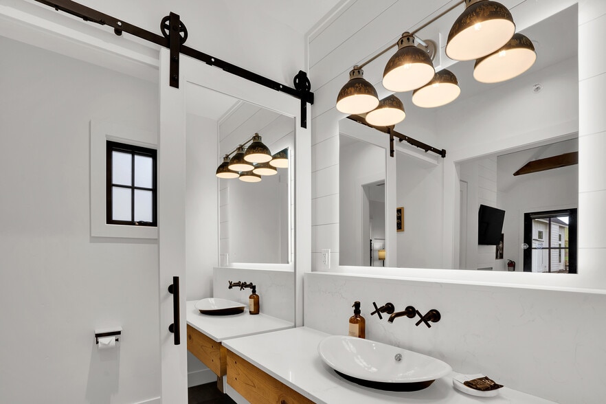 More Photos Of 560 E Main Ave, Sisters Hotel For Sale