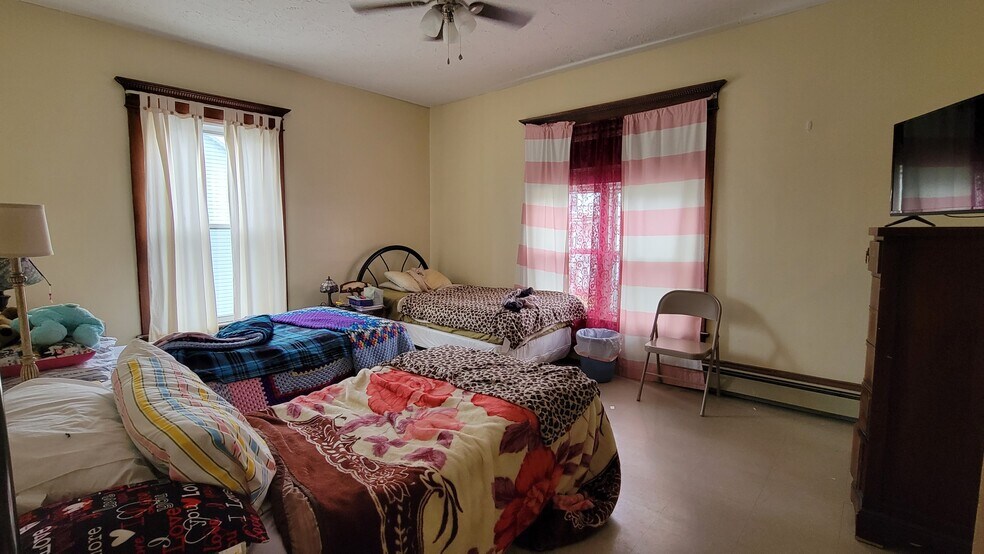 More Photos Of 522 Main St, Rockwood Specialty For Sale