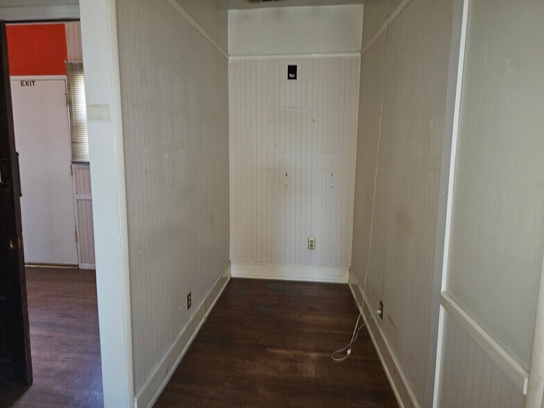 More Photos Of 6836 Palm Ave, Highland Office For Sale