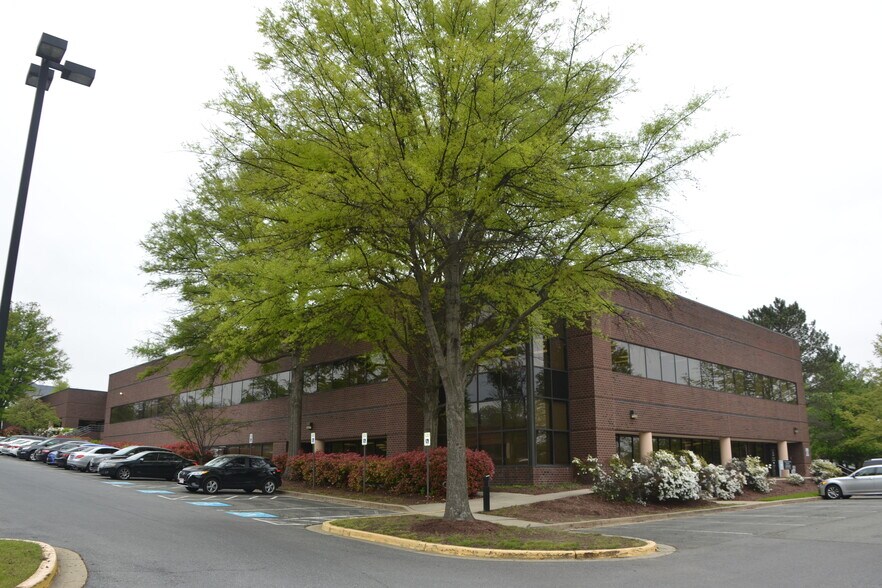 More Photos Of 801-899 Brightseat Rd, Landover Flex For Lease