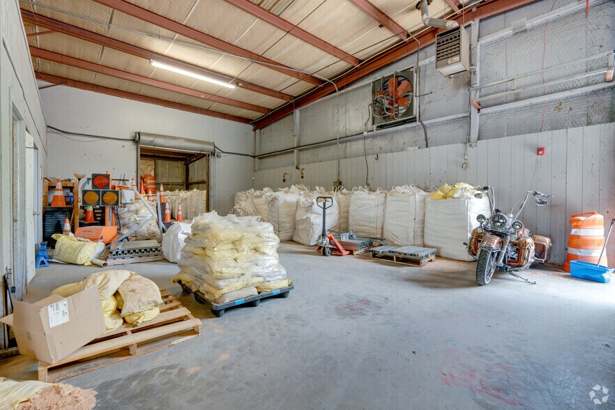 More Photos Of 2333-2337 Delante St, Haltom City Warehouse For Sale