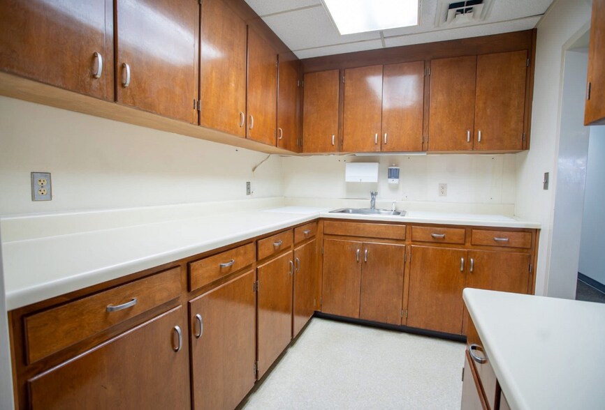 More Photos Of 1127 Leighton Ave, Anniston Medical For Sale