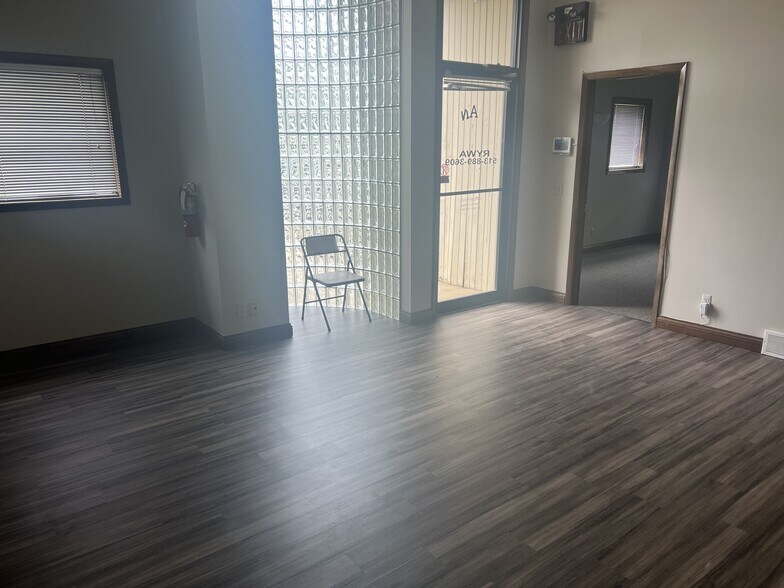 More Photos Of 2 Standen Dr, Hamilton Warehouse For Lease