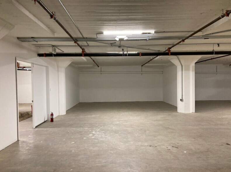 More Photos Of 405 Towne Ave, Los Angeles Showroom For Sale