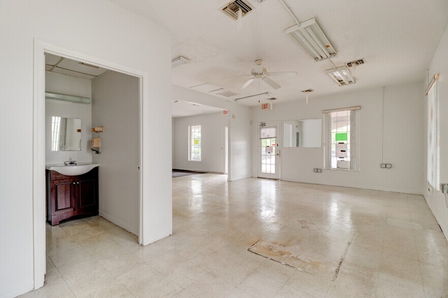 More Photos Of 2820 Howland Blvd, Deltona Storefront Retail Office For Lease