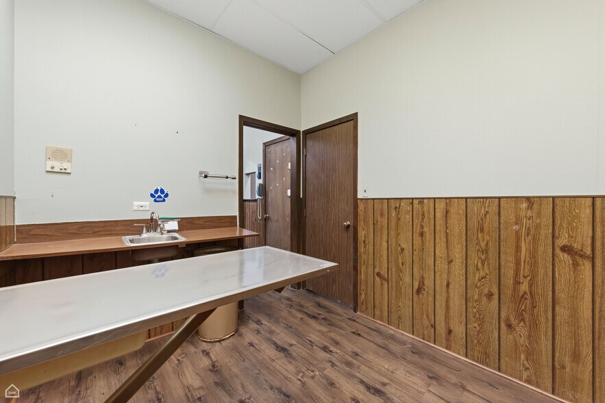 More Photos Of 8507 S Roberts Rd, Justice Veterinarian Kennel For Sale