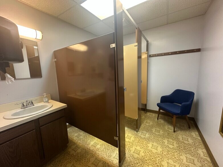 More Photos Of 2708 McGraw Dr, Bloomington Medical For Sale