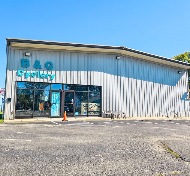 More Photos Of 131 E Rollins Rd, Round Lake Beach Freestanding For Sale