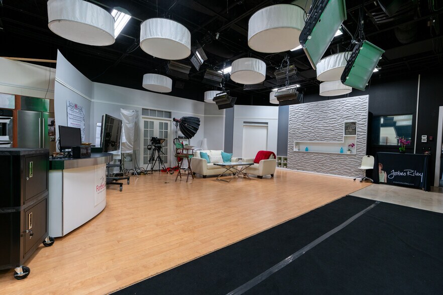 More Photos Of 3158 24th Ave N, Saint Petersburg Showroom For Sale