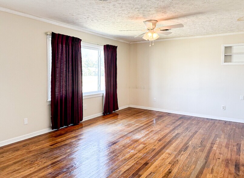 More Photos Of 202 Harold King Dr, Benton Office For Sale