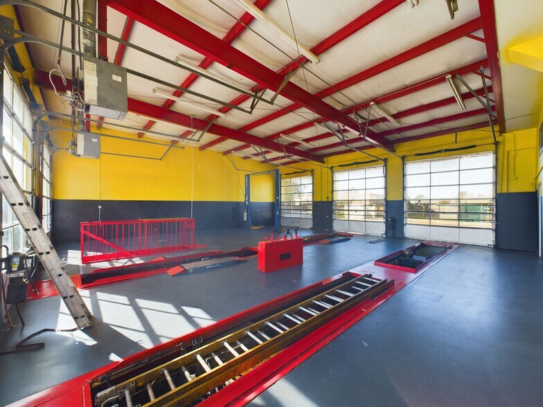 More Photos Of 4448 Fm 1960 Rd W, Houston Auto Repair For Lease