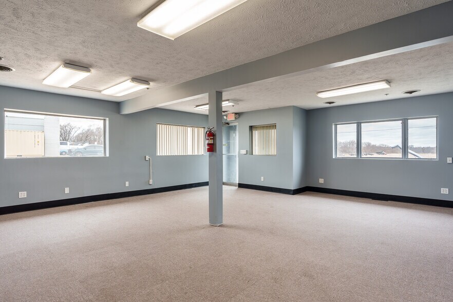 More Photos Of 3944 Auburn St, Rockford Warehouse For Lease