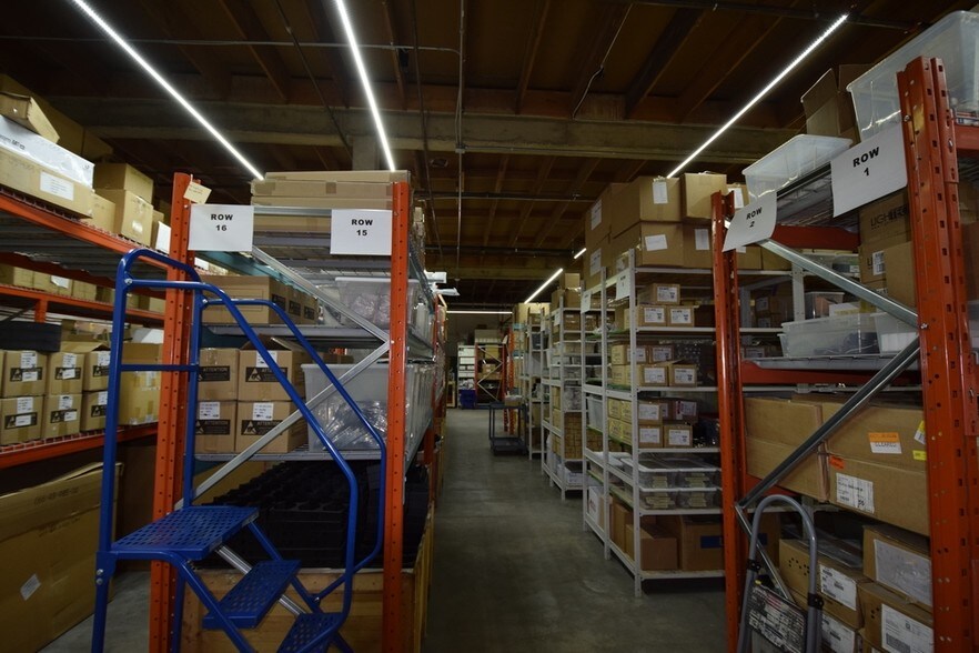 More Photos Of 512 Manitou Rd, Calgary Showroom For Lease