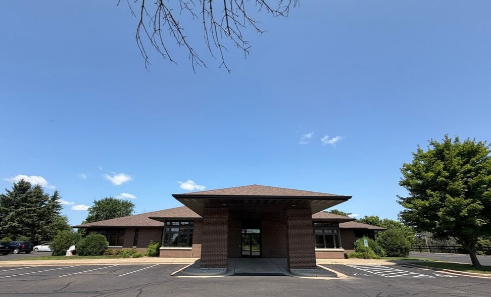 Primary Photo Of 1110 Oak Ridge Dr, Eau Claire Medical For Sale