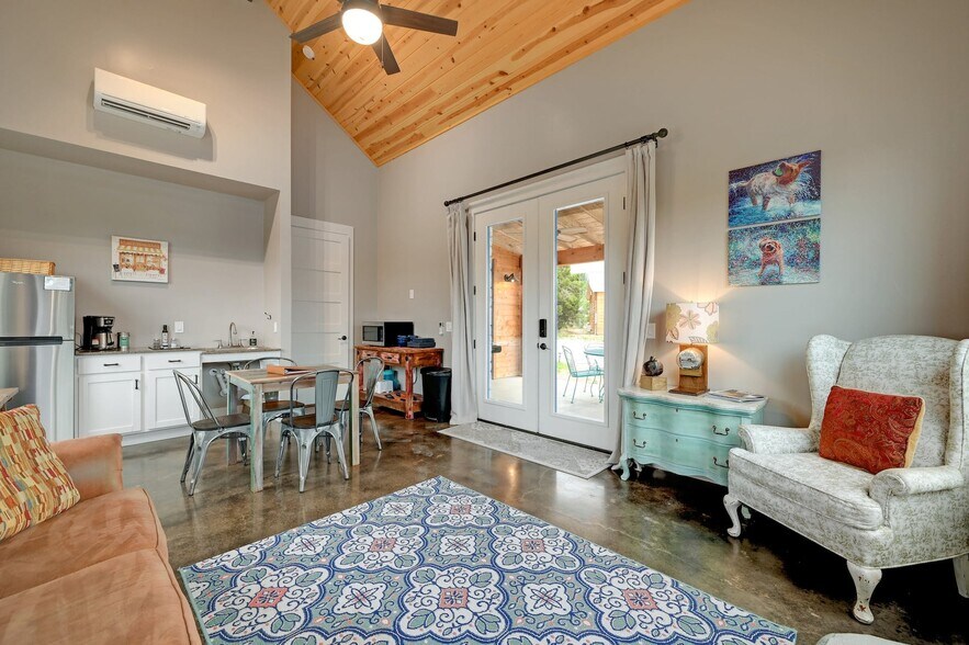 More Photos Of 7400 McGregor Ln, Dripping Springs Hotel For Sale
