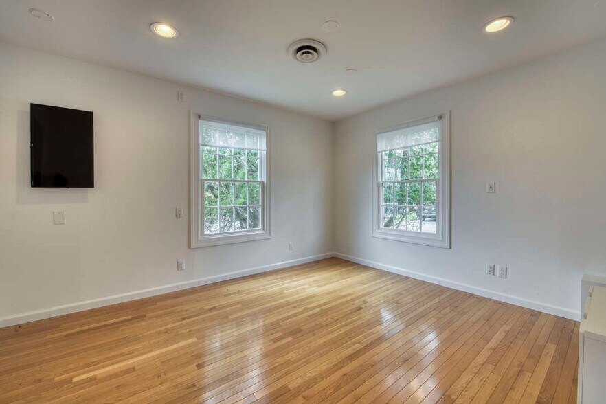 More Photos Of 335 Meeting House Ln, Southampton Healthcare For Sale