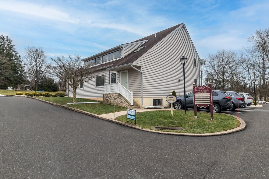 Primary Photo Of 4-8 Meadowbrook Ln, Chalfont Medical For Lease