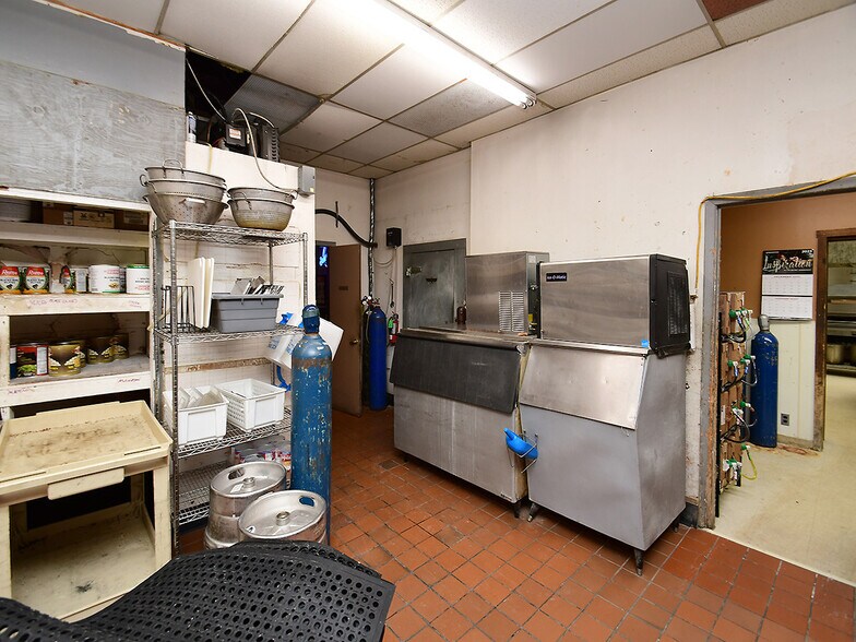 More Photos Of 7880-7890 L St, Omaha Auto Dealership For Sale