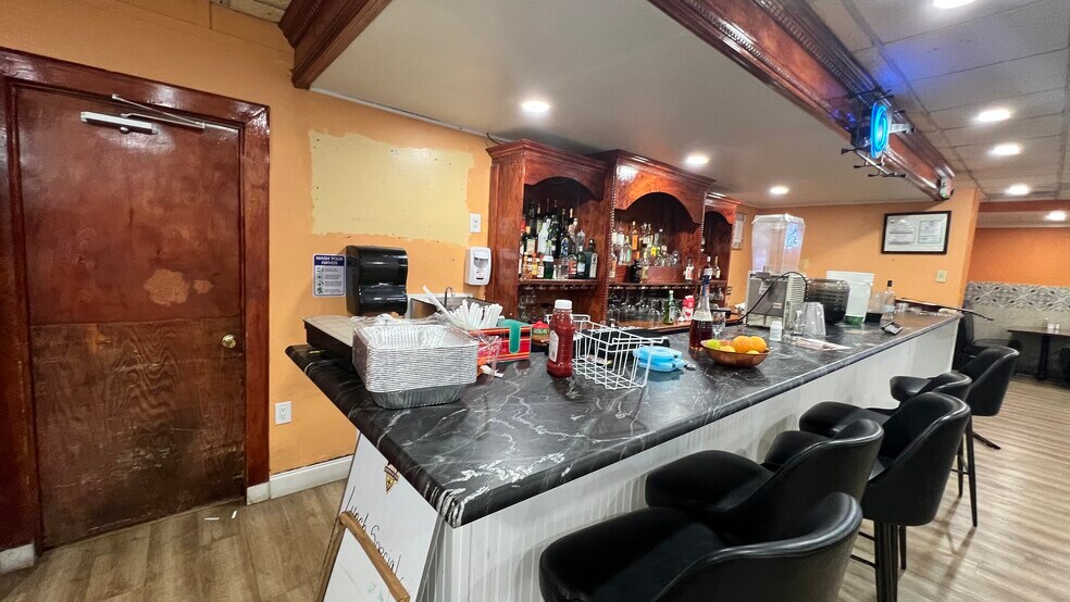 More Photos Of 2209 Meadow Dr, Louisville Restaurant For Lease