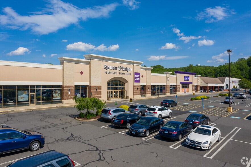 More Photos Of 410 Reidville Dr, Waterbury Freestanding For Lease