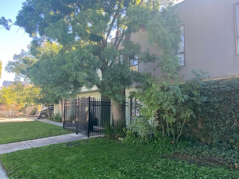 Primary Photo Of 10940 Hesby St, North Hollywood Apartments For Sale