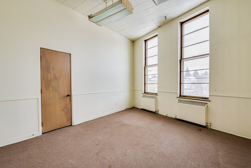 More Photos Of 740 W Oakland Ave, Port Washington Manufacturing For Lease