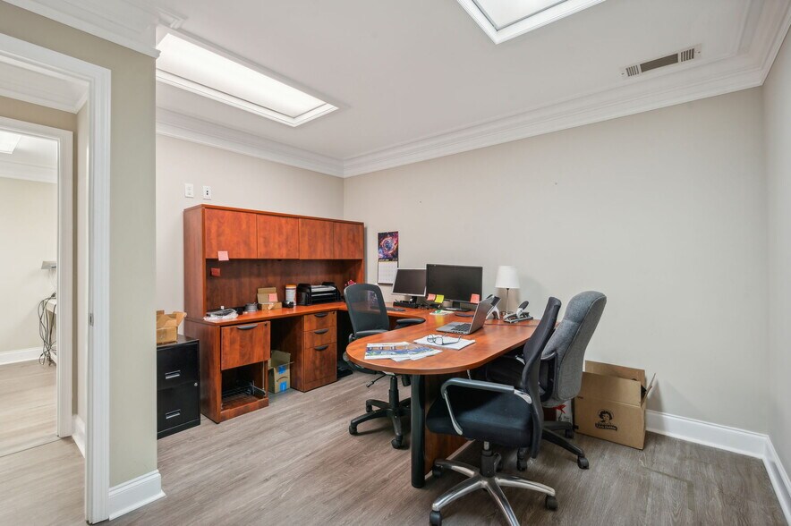 More Photos Of 4228 Main St, Oakwood Showroom For Lease