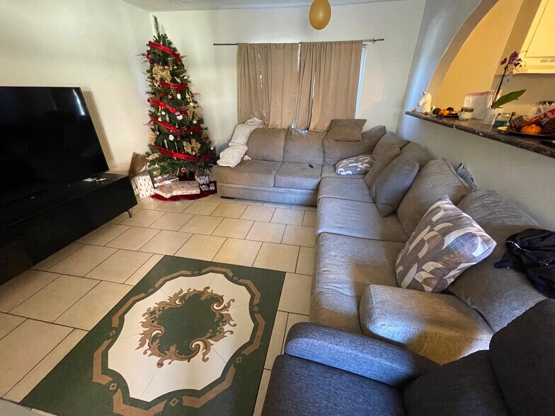 More Photos Of 7454 Haskell Ave, Van Nuys Apartments For Sale