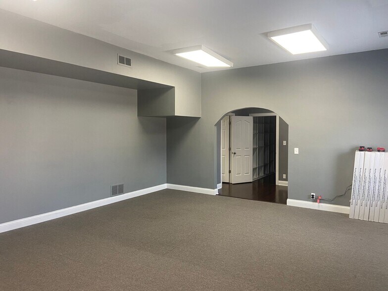 More Photos Of 600 SE 8th St, Evansville Office For Sale