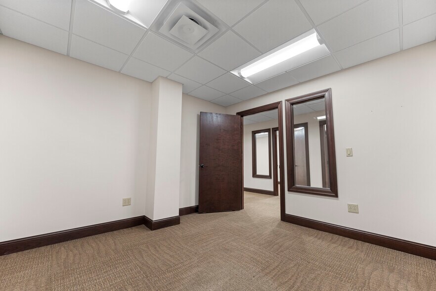 More Photos Of 526 2nd Ave SE, Cedar Rapids Office For Sale