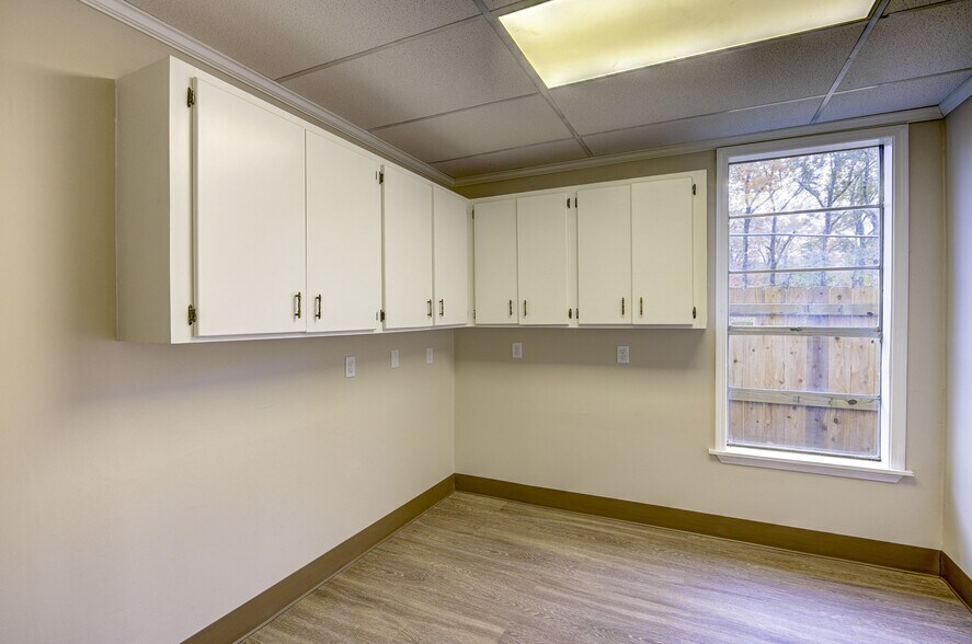 More Photos Of 6889 Paxton Rd, Vicksburg Office For Sale